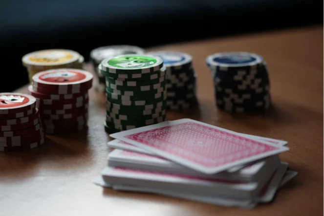 Pokeripöytä